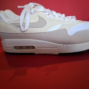 Nike Air Max 1 in Cream and White
